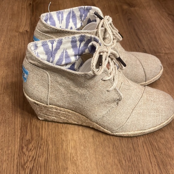 Tom’s Tan Booties with wedge heel. - Picture 2 of 4